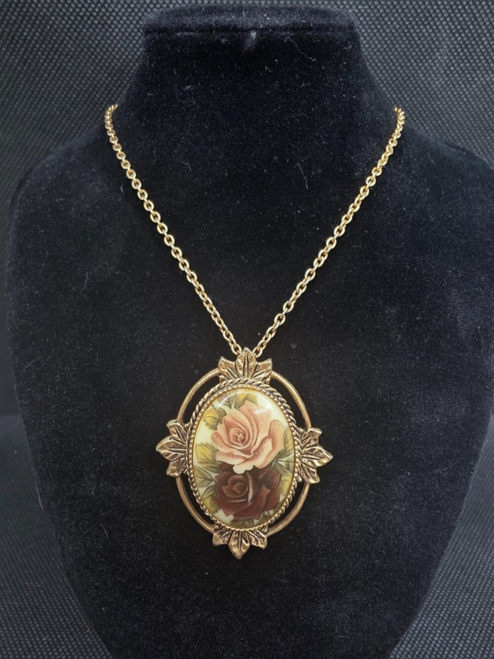 Sarah Coventry “Rose Marie” Porcelain Roses Pendant Necklace 20" Or 24" Chain